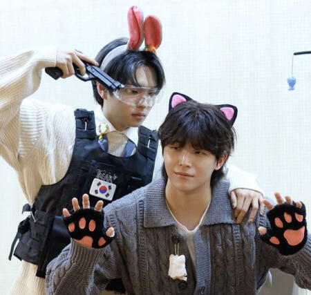 kangsung (left) junhyung (right)